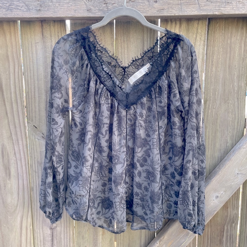 Astr The Label Black Lace Trim Peplum Sleeve Floral Printed Blouse